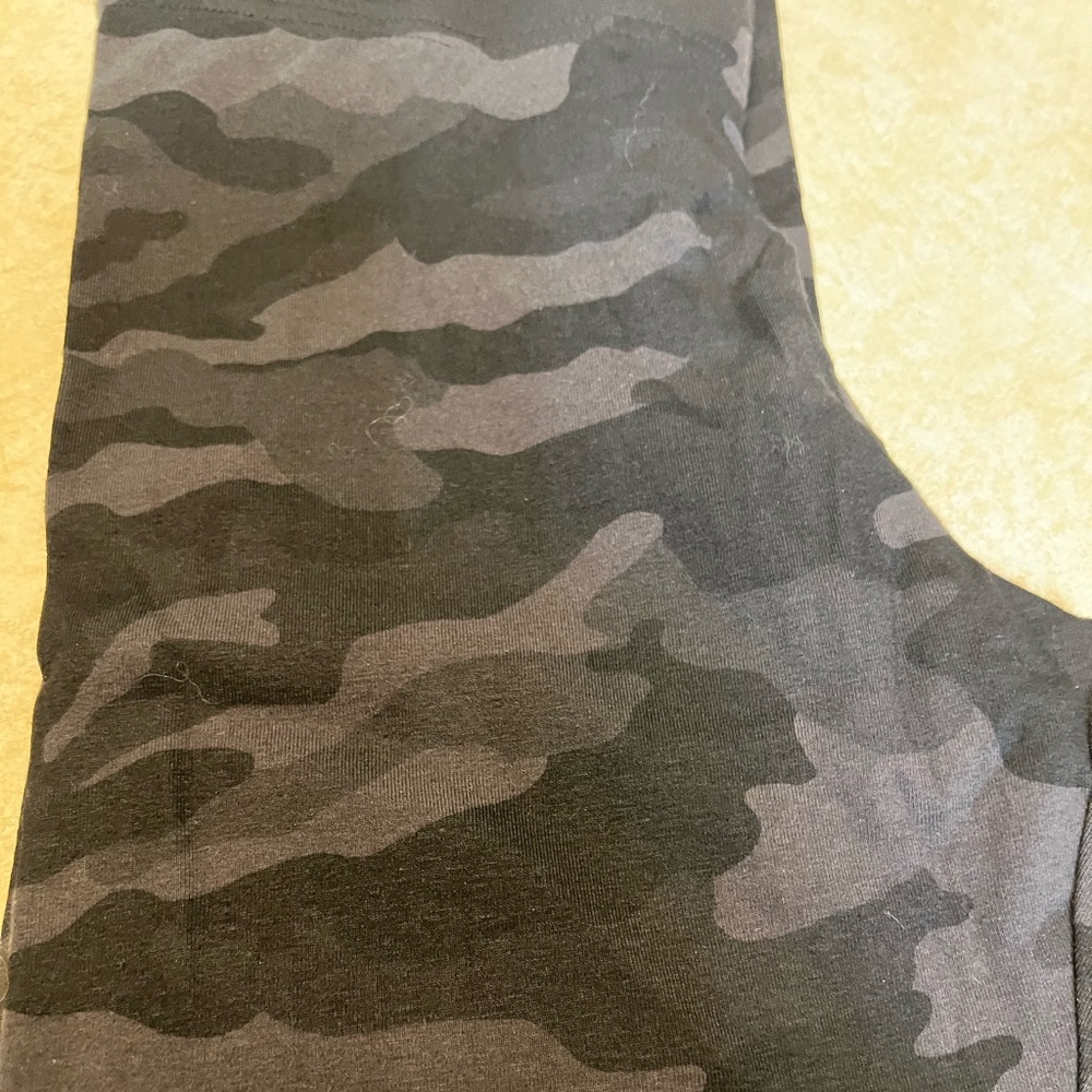Black camo leggings. Size small. Old Navy
